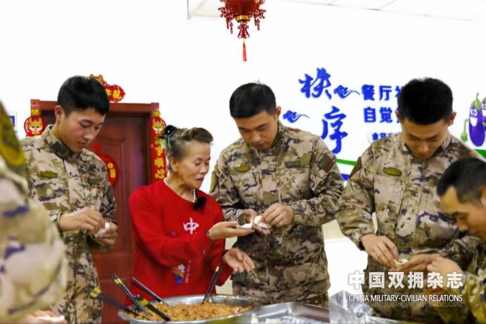 “兵妈妈”教部队官兵包饺子的副本.jpg