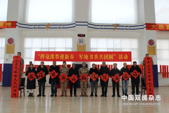 书法进军营活动，为部队官兵写春联、福字的副本.JPG