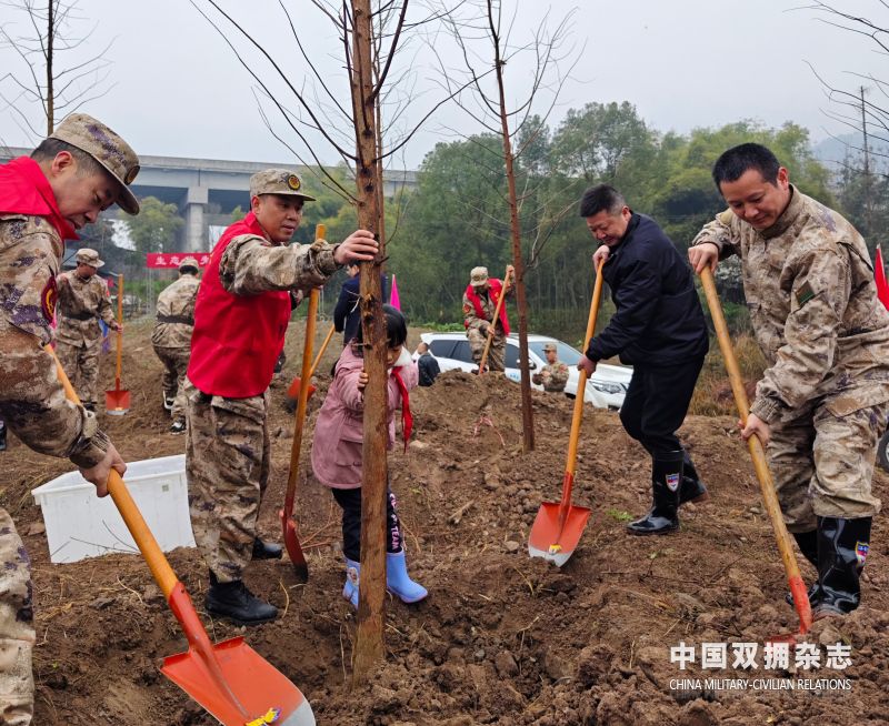 开州军民植树现场.jpg