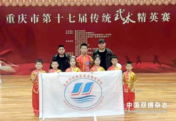 张维（后排右一）带领学员参加比赛时的合影的副本.jpg