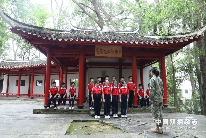 会同县民兵宣讲员李盼为小记者介绍贺琼烈士的红色故事的副本.JPG