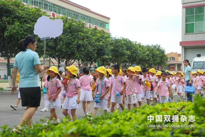 1、小朋友们感受营区氛围。 夏高武摄的副本.JPG