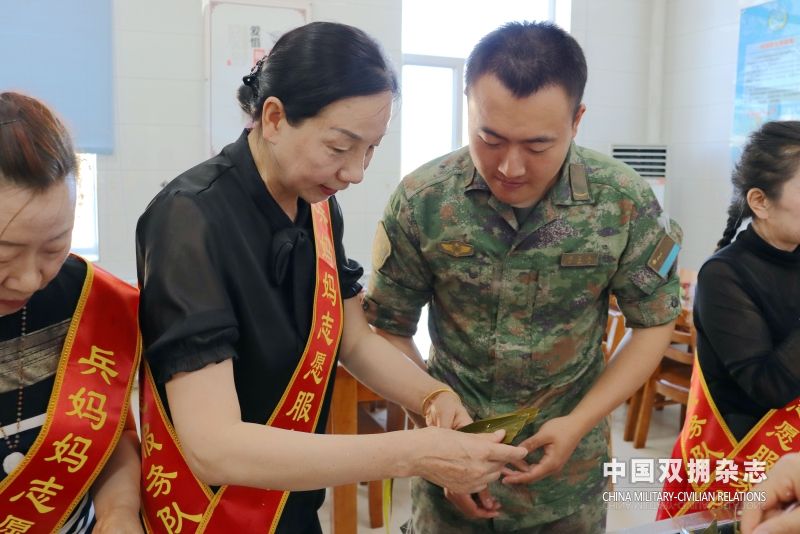 兵妈妈正在教战士包粽子.JPG