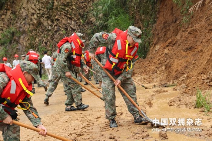 6.2024年6月19日，武夷山人武部出动民兵帮助暴雨后塌方路段清理淤泥2的副本.jpg