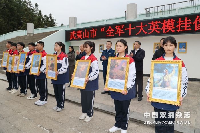 3.2023年3月27日，在全国国防教育特色学校武夷山第二中学开展全军十大英模挂相进校园活动3的副本.JPG