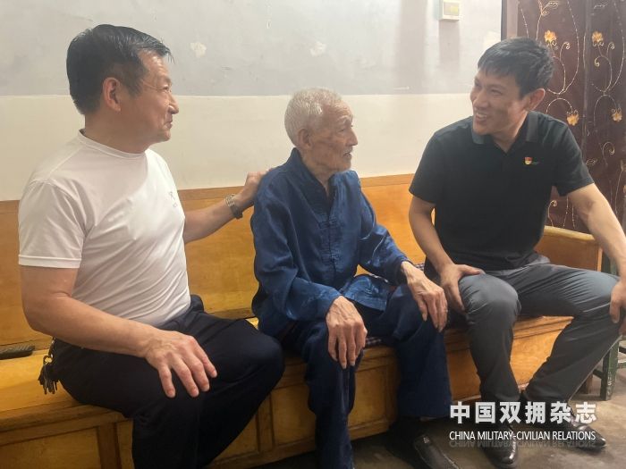 20240628太康县退役军人事务局党组书记周永团一行与102岁退役军人马可岩亲切交谈（薛召升摄）的副本.jpg